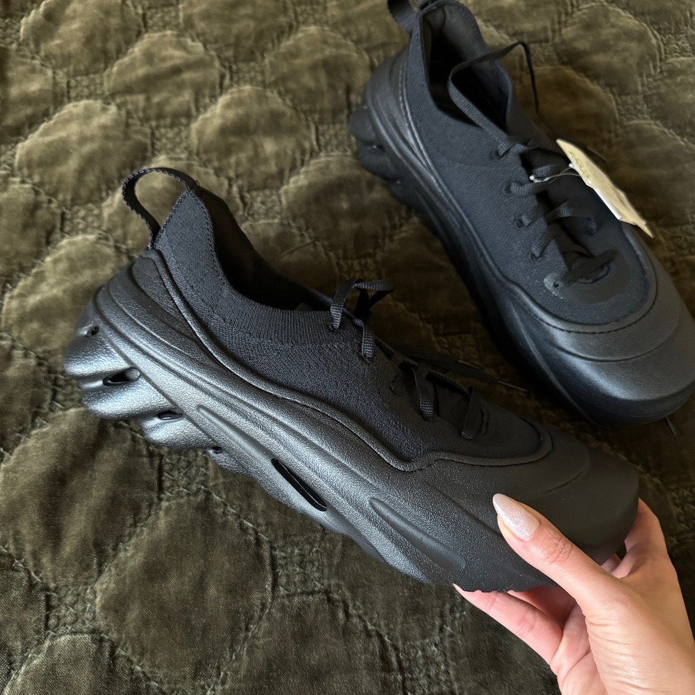 NWT Black Crocs Echo Surge 10